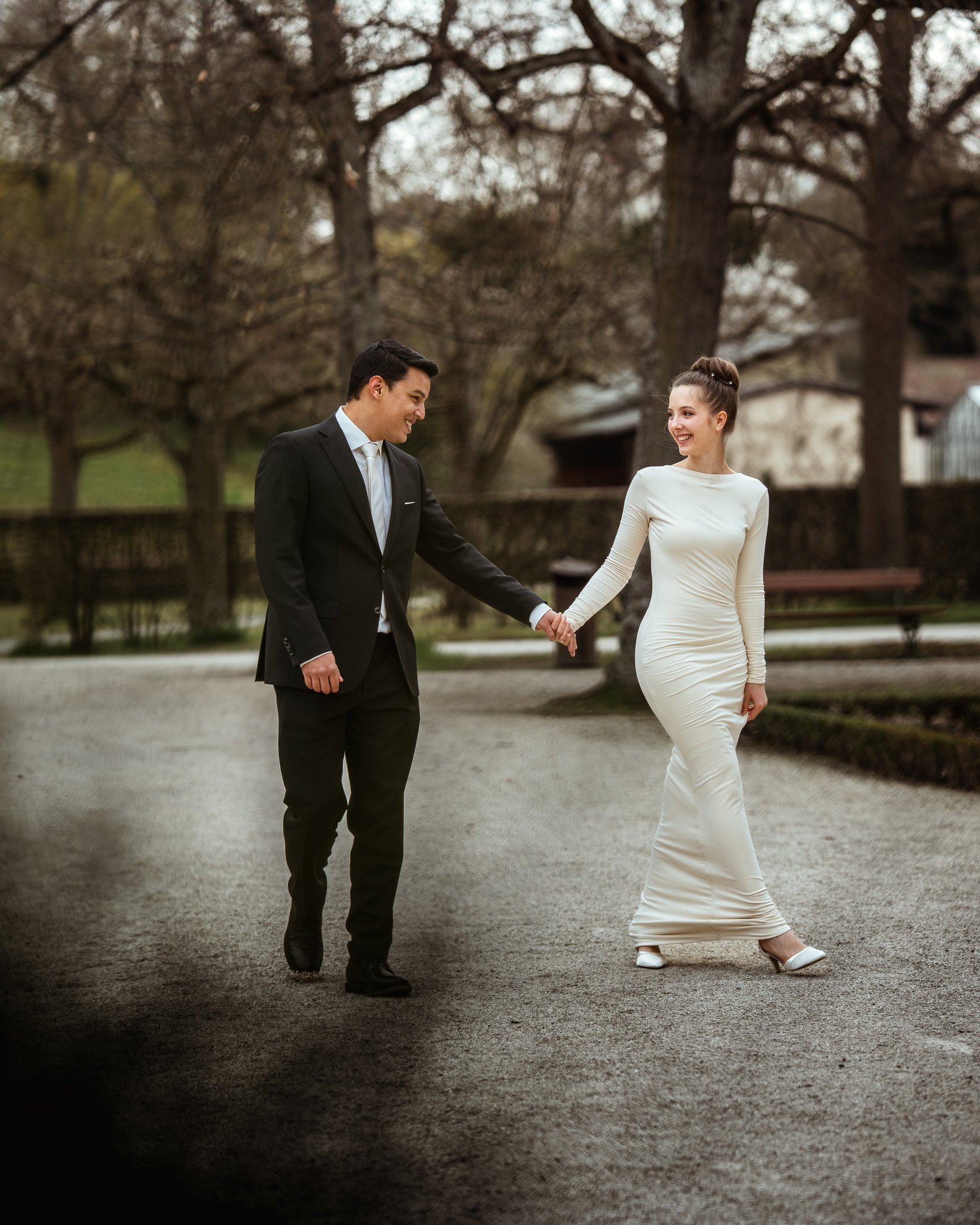 Hochzeitsfoto: Foto vom küssenden Brautpaar und Gästen beim Auszug aus dem Standesamt