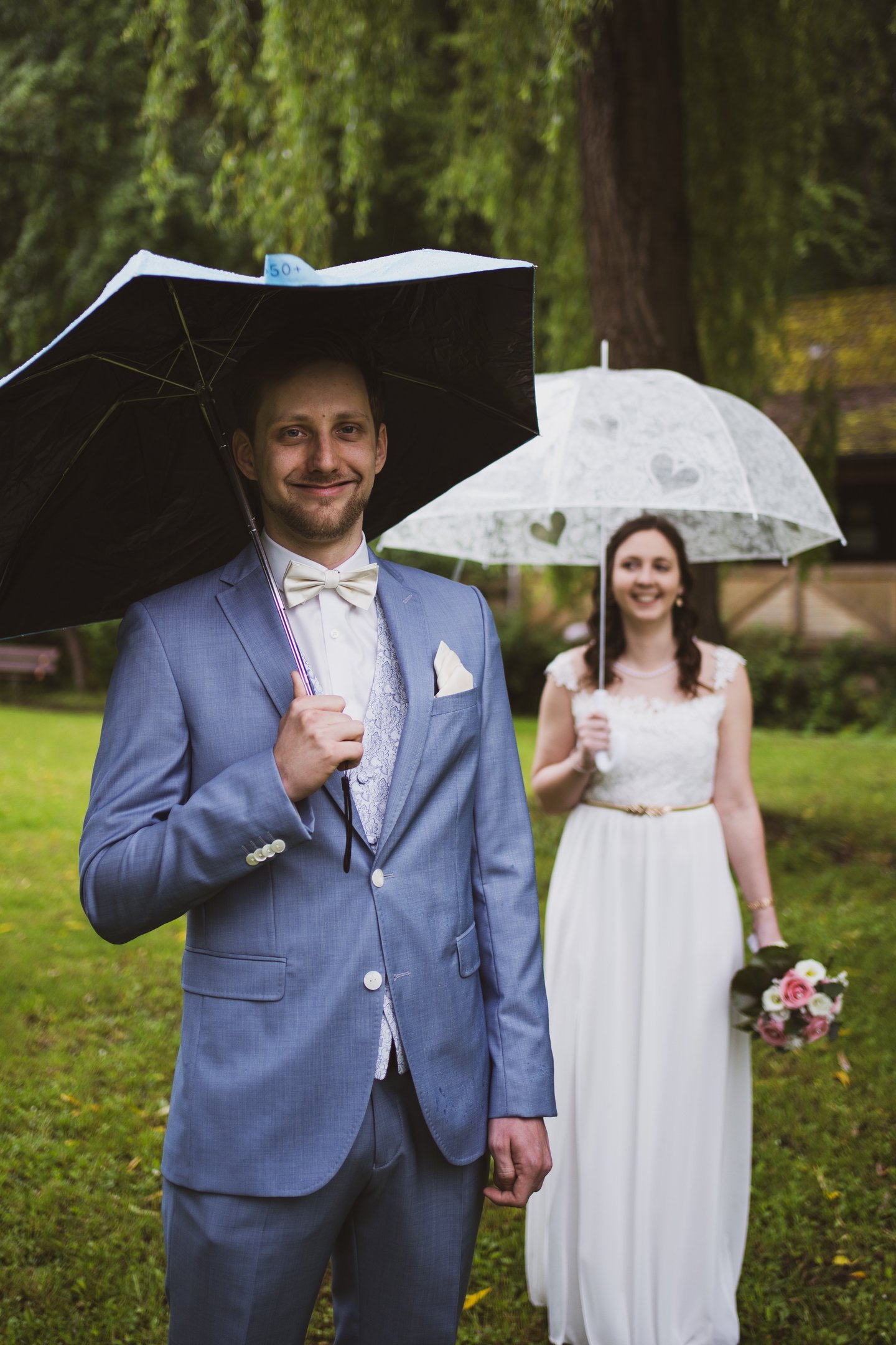 Hochzeitsfoto Firstlook Bräutigam steht mit dem Rücken zur Braut voller Aufregung und Freude