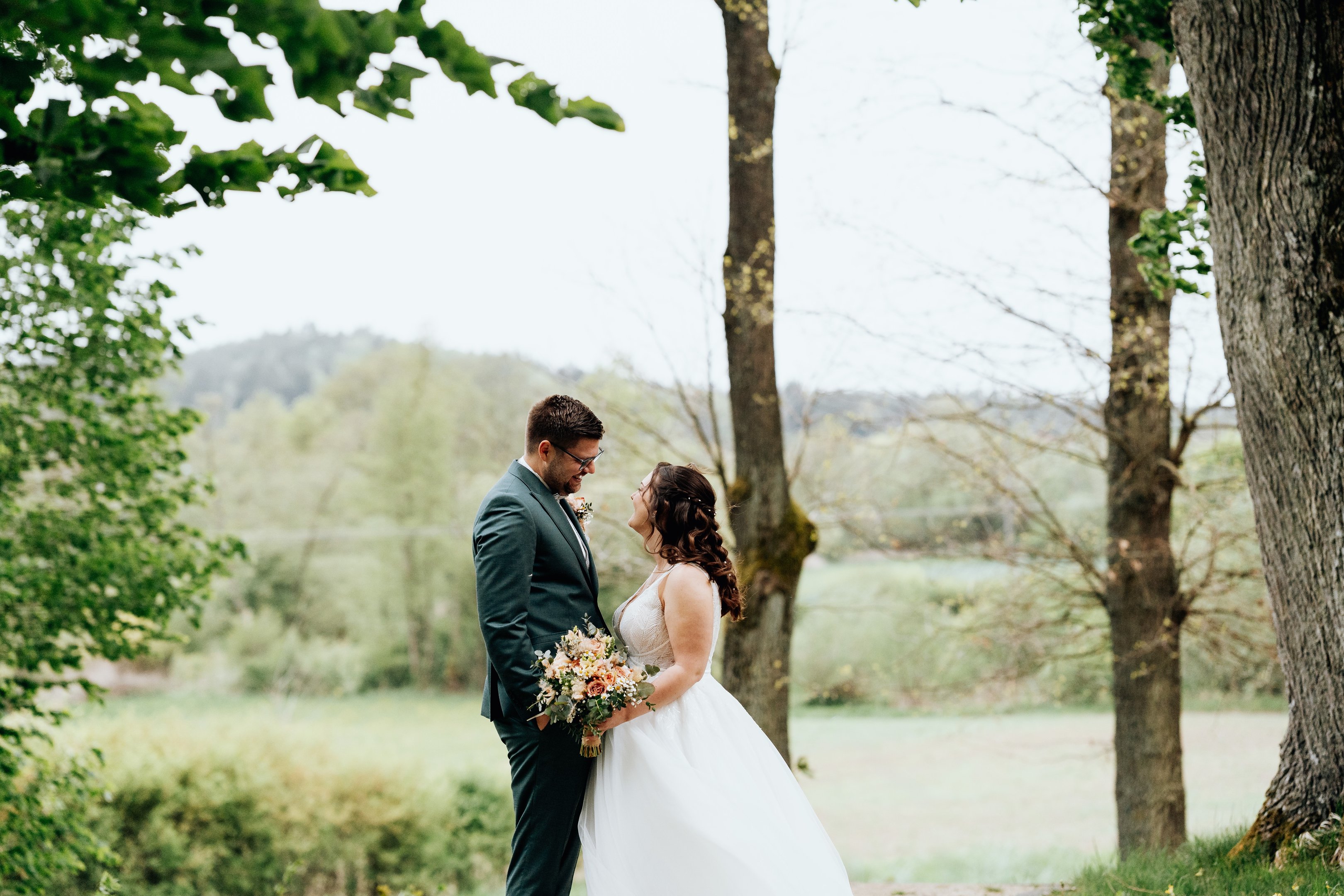 Foto von einem Hochzeitspaar: sieht sich zum ersten Mal am Hochzeitstag