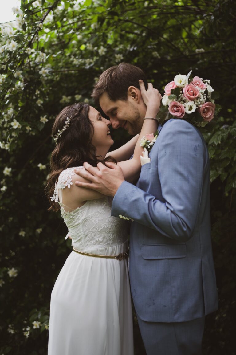Hochzeitsfoto von einem Brautpaar im Grünen, natürlich emotional