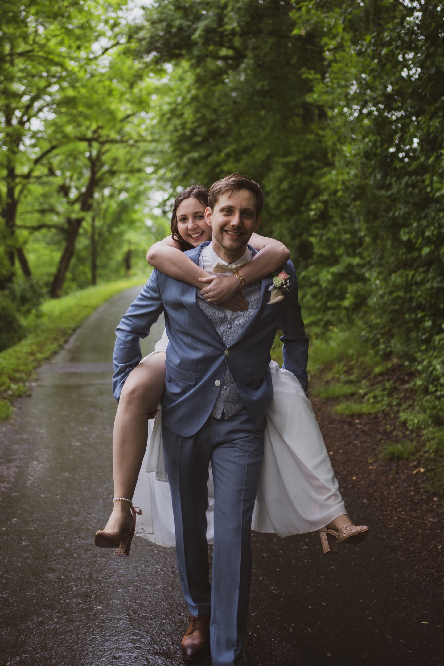 Hochzeitsfoto eines Paares Pose Huckepack