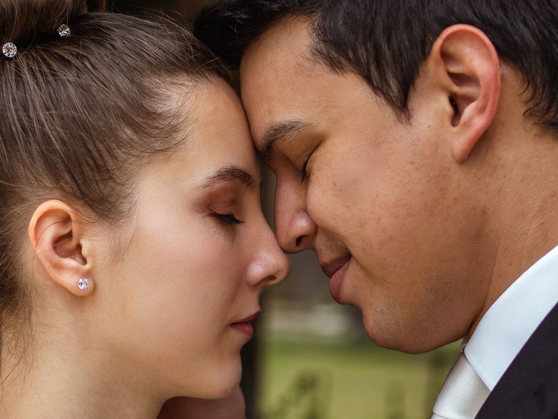 Hochzeitsfoto vom Hochzeitspaar welches Stirn an Stirn sinnlich beieinander steht