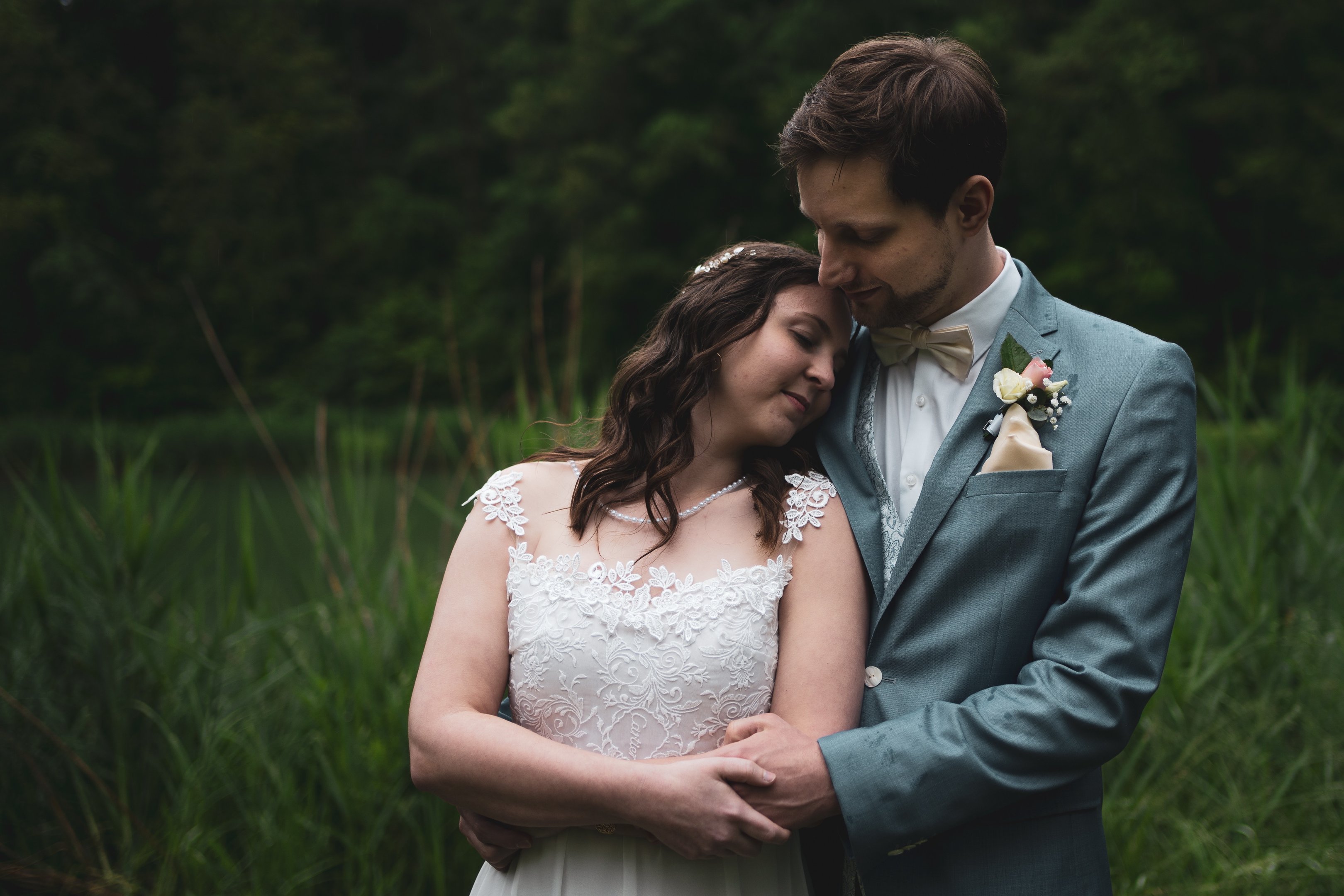 Hochzeitspaar Leipzig in der Natur Braut und Bräutigam umarmend