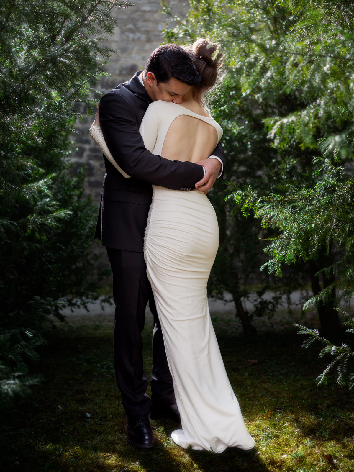 Hochzeitsfoto vom Hochzeitspaar, halten sich sinnlich im Arm inmitten eines Schlossparks